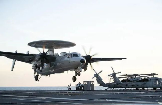美國海軍正在開發(fā)使用E-2D預(yù)警機控制MQ-25A無人機的編隊技術(shù)1.png