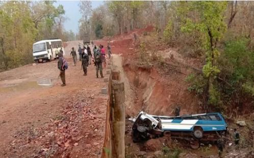 印軍載50人大巴被炸飛！大批救護車呼嘯而來，軍方懷疑鄰國無人機3.png