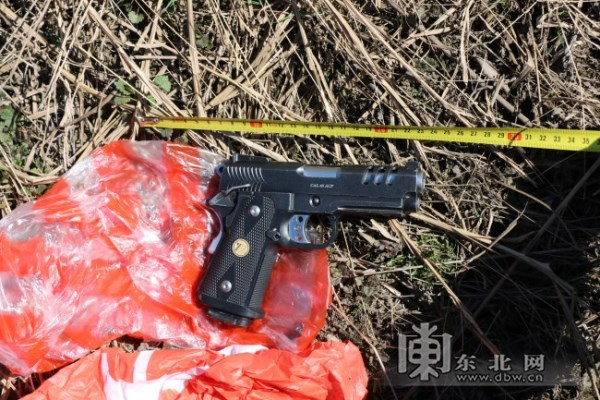 外觀可疑 民警通過無人機巡查在野外發(fā)現(xiàn)一支槍2.jpg
