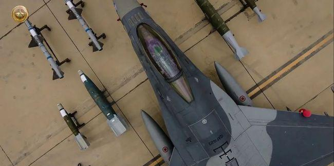 航拍伊拉克空軍F-16 頂視圖照片拍出新意1.jpg