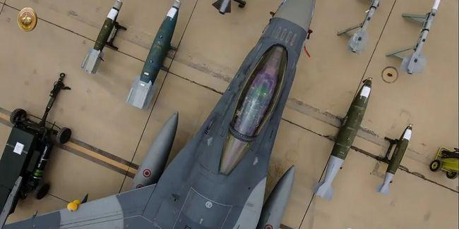 航拍伊拉克空軍F-16 頂視圖照片拍出新意2.jpg