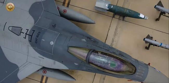 航拍伊拉克空軍F-16 頂視圖照片拍出新意3.jpg
