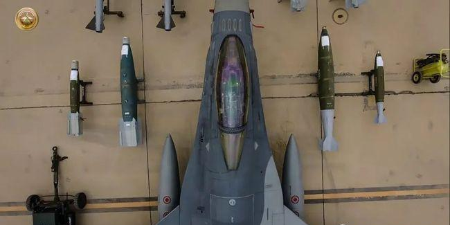 航拍伊拉克空軍F-16 頂視圖照片拍出新意4.jpg