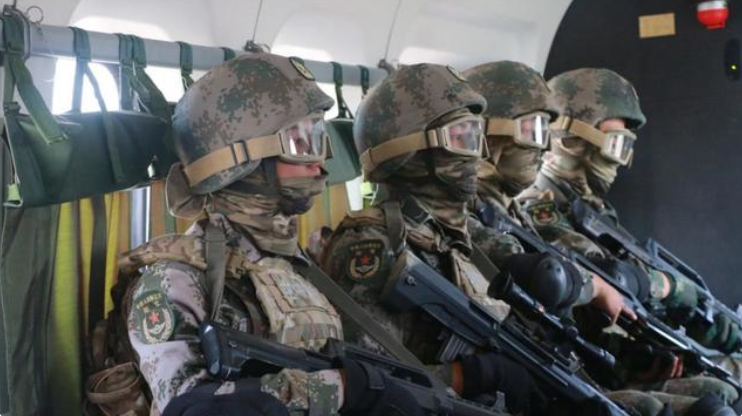 無人機加無人車！解放軍“無人”精銳特戰(zhàn)旅亮相：還有微型無人機1.png