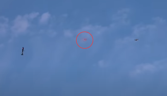 美軍為對付無人機又出新招，在空中發(fā)射飄帶“絆住”無人機.png
