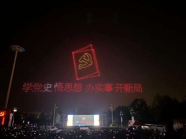 史上規(guī)模更大！剛剛，2021架無人機飛上濰坊夜空1.jpeg